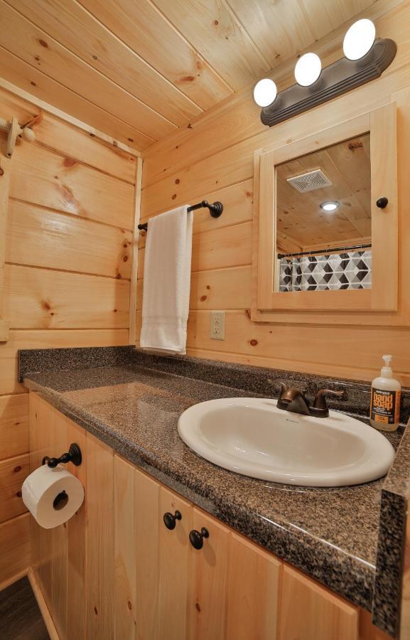 Thomas Cabin Forest Tiny Cabin With Hot Tub Chattanooga Extérieur photo